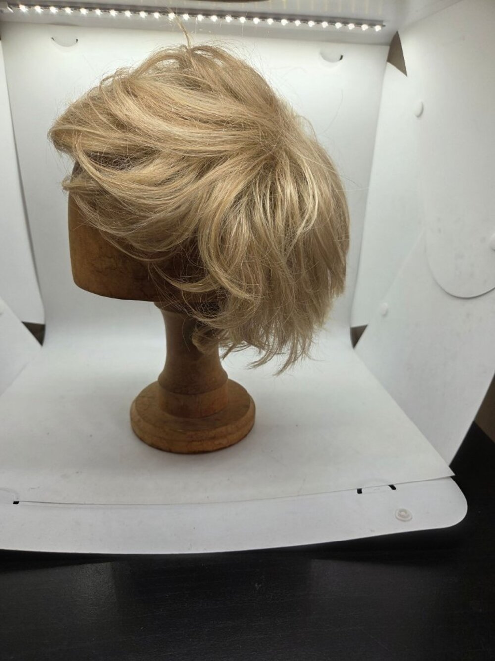 OSolite Jazz Synthetic Wig Blonde Color 24B22 Short Layered Style - Picture 4 of 5